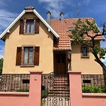 La Maison De De Et Son Jardin Feriehus